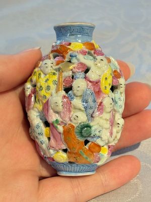 A Chinese famille rose moulded, reticulated and double-walled '18 Luohan' snuff bottle, Qianlong mark, 19th C. — photo 11