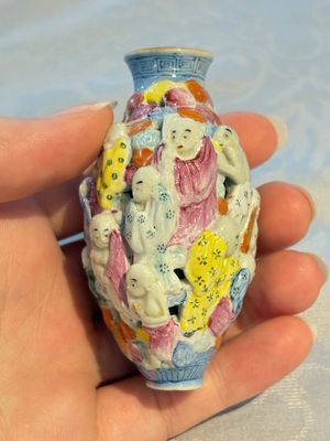 A Chinese famille rose moulded, reticulated and double-walled '18 Luohan' snuff bottle, Qianlong mark, 19th C. — photo 12
