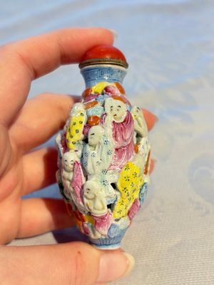 A Chinese famille rose moulded, reticulated and double-walled '18 Luohan' snuff bottle, Qianlong mark, 19th C. — photo 2