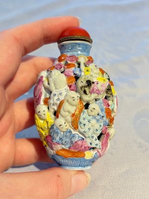 A Chinese famille rose moulded, reticulated and double-walled '18 Luohan' snuff bottle, Qianlong mark, 19th C. — photo 3