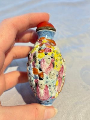 A Chinese famille rose moulded, reticulated and double-walled '18 Luohan' snuff bottle, Qianlong mark, 19th C. — photo 4
