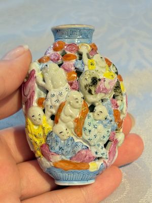 A Chinese famille rose moulded, reticulated and double-walled '18 Luohan' snuff bottle, Qianlong mark, 19th C. — photo 9