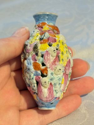 A Chinese famille rose moulded, reticulated and double-walled '18 Luohan' snuff bottle, Qianlong mark, 19th C. — photo 10