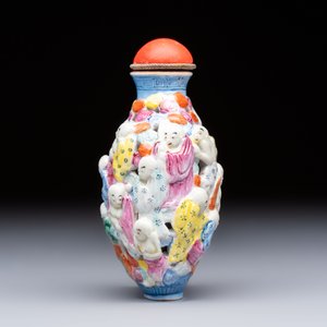 A Chinese famille rose moulded, reticulated and double-walled '18 Luohan' snuff bottle, Qianlong mark, 19th C. — photo 3