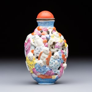 A Chinese famille rose moulded, reticulated and double-walled '18 Luohan' snuff bottle, Qianlong mark, 19th C. — photo 4