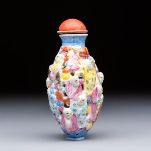 A Chinese famille rose moulded, reticulated and double-walled '18 Luohan' snuff bottle, Qianlong mark, 19th C. — photo 5