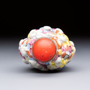 A Chinese famille rose moulded, reticulated and double-walled '18 Luohan' snuff bottle, Qianlong mark, 19th C. — photo 6