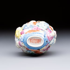 A Chinese famille rose moulded, reticulated and double-walled '18 Luohan' snuff bottle, Qianlong mark, 19th C. — photo 7