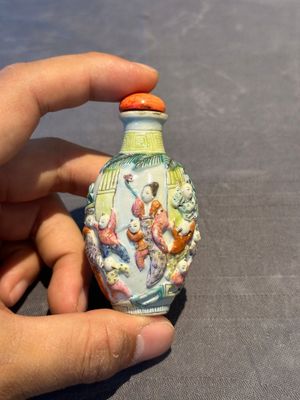 A Chinese famille rose moulded snuff bottle, Qianlong mark, late 18th/early 19th C. — foto 1