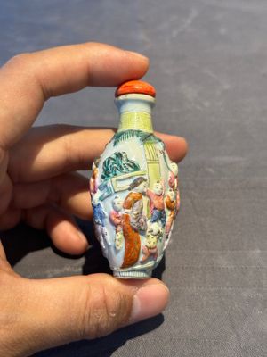 A Chinese famille rose moulded snuff bottle, Qianlong mark, late 18th/early 19th C. — foto 2