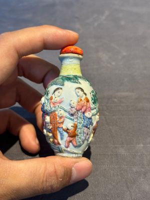 A Chinese famille rose moulded snuff bottle, Qianlong mark, late 18th/early 19th C. — foto 3