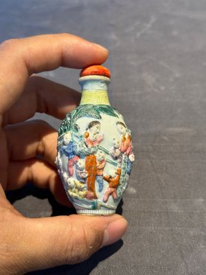 A Chinese famille rose moulded snuff bottle, Qianlong mark, late 18th/early 19th C. — foto 4