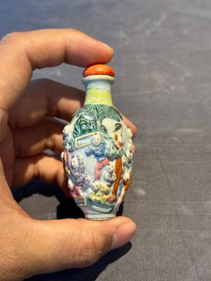 A Chinese famille rose moulded snuff bottle, Qianlong mark, late 18th/early 19th C. — foto 5