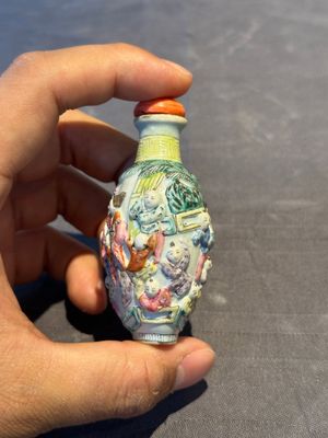 A Chinese famille rose moulded snuff bottle, Qianlong mark, late 18th/early 19th C. — foto 6