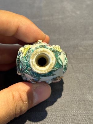 A Chinese famille rose moulded snuff bottle, Qianlong mark, late 18th/early 19th C. — foto 7