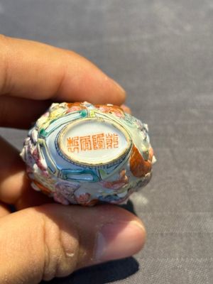 A Chinese famille rose moulded snuff bottle, Qianlong mark, late 18th/early 19th C. — foto 8