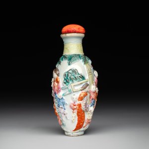 A Chinese famille rose moulded snuff bottle, Qianlong mark, late 18th/early 19th C. — foto 2