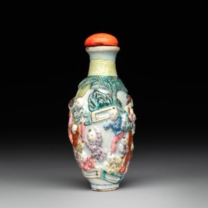 A Chinese famille rose moulded snuff bottle, Qianlong mark, late 18th/early 19th C. — foto 4