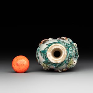 A Chinese famille rose moulded snuff bottle, Qianlong mark, late 18th/early 19th C. — foto 5