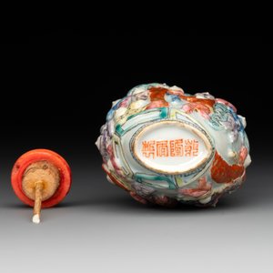 A Chinese famille rose moulded snuff bottle, Qianlong mark, late 18th/early 19th C. — foto 6