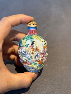 A Chinese famille rose moulded snuff bottle, Qianlong mark, late 18th/early 19th C. — foto 1