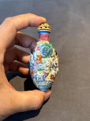 A Chinese famille rose moulded snuff bottle, Qianlong mark, late 18th/early 19th C. — foto 2