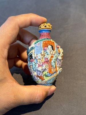 A Chinese famille rose moulded snuff bottle, Qianlong mark, late 18th/early 19th C. — foto 3