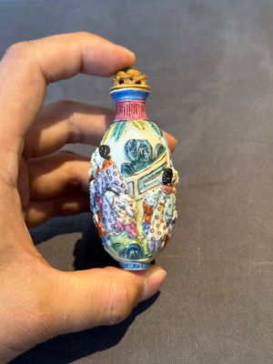 A Chinese famille rose moulded snuff bottle, Qianlong mark, late 18th/early 19th C. — foto 4