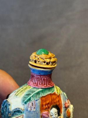 A Chinese famille rose moulded snuff bottle, Qianlong mark, late 18th/early 19th C. — foto 6