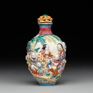 A Chinese famille rose moulded snuff bottle, Qianlong mark, late 18th/early 19th C. — foto 1