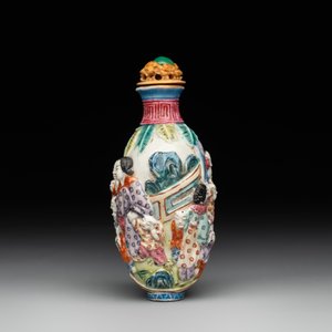 A Chinese famille rose moulded snuff bottle, Qianlong mark, late 18th/early 19th C. — foto 2