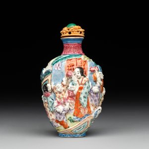 A Chinese famille rose moulded snuff bottle, Qianlong mark, late 18th/early 19th C. — foto 3