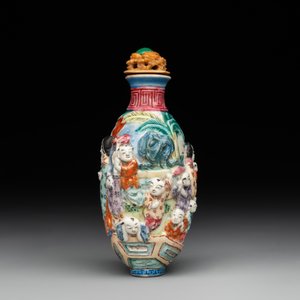 A Chinese famille rose moulded snuff bottle, Qianlong mark, late 18th/early 19th C. — foto 4