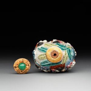 A Chinese famille rose moulded snuff bottle, Qianlong mark, late 18th/early 19th C. — foto 5