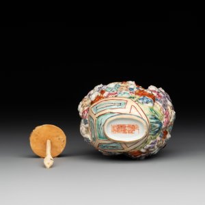 A Chinese famille rose moulded snuff bottle, Qianlong mark, late 18th/early 19th C. — foto 6