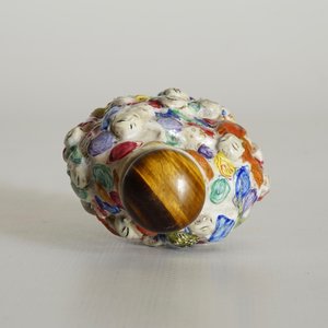 A Chinese famille rose moulded snuff bottle with 18 Luohan, Xianfeng mark and poss. period — 照片 11