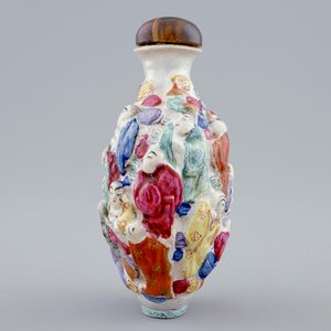 A Chinese famille rose moulded snuff bottle with 18 Luohan, Xianfeng mark and poss. period — 照片 2