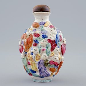 A Chinese famille rose moulded snuff bottle with 18 Luohan, Xianfeng mark and poss. period — 照片 3