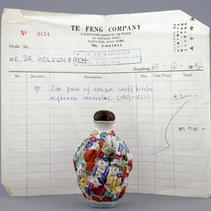 A Chinese famille rose moulded snuff bottle with 18 Luohan, Xianfeng mark and poss. period — 照片 6
