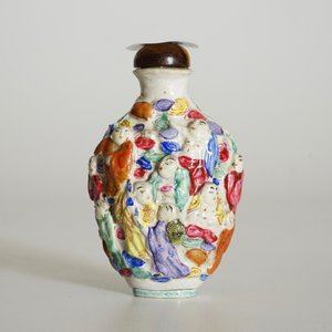 A Chinese famille rose moulded snuff bottle with 18 Luohan, Xianfeng mark and poss. period — 照片 9