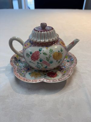 A Chinese famille rose moulded teapot and stand with floral design, Yongzheng/Qianlong — foto 1