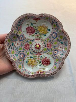 A Chinese famille rose moulded teapot and stand with floral design, Yongzheng/Qianlong — foto 2