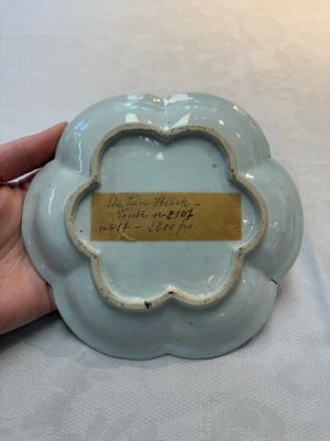 A Chinese famille rose moulded teapot and stand with floral design, Yongzheng/Qianlong — foto 3
