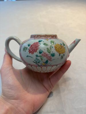 A Chinese famille rose moulded teapot and stand with floral design, Yongzheng/Qianlong — foto 4