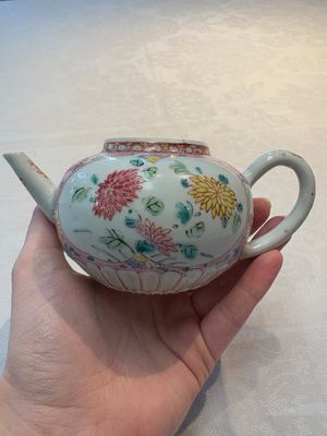 A Chinese famille rose moulded teapot and stand with floral design, Yongzheng/Qianlong — foto 6