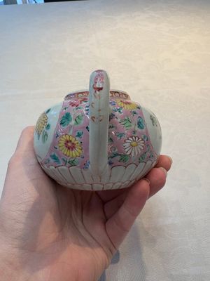 A Chinese famille rose moulded teapot and stand with floral design, Yongzheng/Qianlong — foto 7