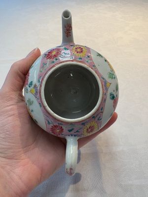 A Chinese famille rose moulded teapot and stand with floral design, Yongzheng/Qianlong — foto 8