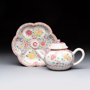 A Chinese famille rose moulded teapot and stand with floral design, Yongzheng/Qianlong — foto 1