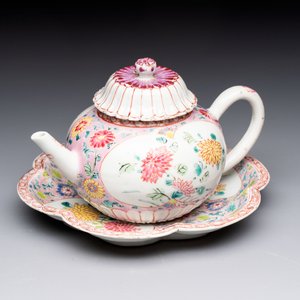 A Chinese famille rose moulded teapot and stand with floral design, Yongzheng/Qianlong — foto 2