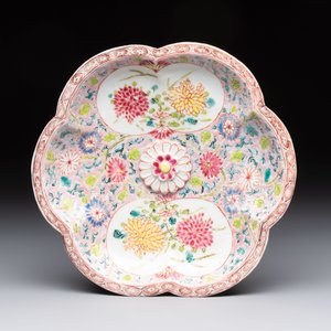 A Chinese famille rose moulded teapot and stand with floral design, Yongzheng/Qianlong — foto 3